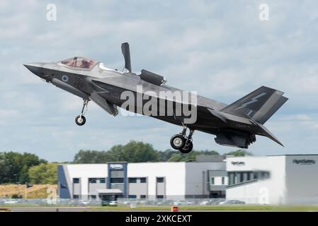 Aéroport de Farnborough, Hampshire, Royaume-Uni. 22 juillet 2024. Les entreprises militaires et de l’aviation civile du monde se sont réunies pour présenter et visionner les dernières technologies aérospatiales. Les avions de ligne civils les plus modernes et les chasseurs et hélicoptères militaires sont exposés. RAF F F-35 décollage Banque D'Images