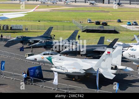 Aéroport de Farnborough, Hampshire, Royaume-Uni. 22 juillet 2024. Les entreprises militaires et de l’aviation civile du monde se sont réunies pour présenter et visionner les dernières technologies aérospatiales. Les avions de ligne civils les plus modernes et les chasseurs et hélicoptères militaires sont exposés. Boeing F-15QA (Qatar Advanced) Ababil avec F-35 et F-16s. Banque D'Images