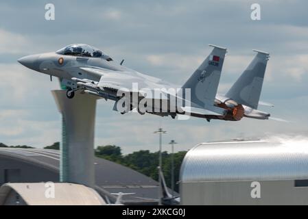 Aéroport de Farnborough, Hampshire, Royaume-Uni. 22 juillet 2024. Les entreprises militaires et de l’aviation civile du monde se sont réunies pour présenter et visionner les dernières technologies aérospatiales. Les avions de ligne civils les plus modernes et les chasseurs et hélicoptères militaires sont exposés. Boeing F-15QA (Qatar Advanced) Ababil de l'armée de l'air Qatar Emiri décolle pour exposer Banque D'Images