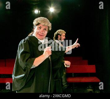 Flaminia Cinque (Attorney General), Stewart Agnew (Sydney carton) dans Un CONTE DE DEUX VILLES au King's Head Theatre, Londres N1 27/09/2013 d'après Charles Dickens adapté pour la scène par Terence Rattigan & John Gielgud décor : Christopher Hone costumes : Jonathan Lipman éclairage : Seth Rook Williams réalisateur : Adam Spreadbury-Maher Banque D'Images