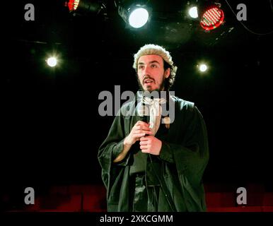 Stewart Agnew (Sydney Carlton) dans Un CONTE DE DEUX VILLES au King's Head Theatre, Londres N1 27/09/2013 d'après Charles Dickens adapté pour la scène par Terence Rattigan & John Gielgud décor : Christopher Hone costumes : Jonathan Lipman éclairage : Seth Rook Williams réalisateur : Adam Spreadbury-Maher Banque D'Images