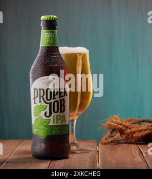 Mansfield, Nottingham, Royaume-Uni, 19 juillet 2024 : Studio image de produit de ST Austell Proper Job IPA dans une bouteille et un verre. Banque D'Images