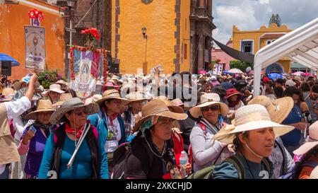 Mexico, Mexique. 21 juillet 2024. Les femmes pèlerines de la Sierra Gorda de Queretaro arrivent à la municipalité de San Juan del Rio pour continuer leur voyage en direction de la Basilique de Guadalupe. Le 21 juillet 2024 à SanJuan del Rio, Mexique. (Photo de Fernando Camacho/Eyepix Group/Sipa USA) crédit : Sipa USA/Alamy Live News Banque D'Images