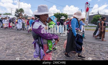 Les femmes pèlerines de la Sierra Gorda de Queretaro arrivent à la municipalité de San Juan del Rio pour continuer leur voyage en direction de la Basilique de Guadalupe. Le 21 juillet 2024 à SanJuan del Rio, Mexique. (Crédit image : © Fernando Camacho/eyepix via ZUMA Press Wire) USAGE ÉDITORIAL SEULEMENT! Non destiné à UN USAGE commercial ! Banque D'Images