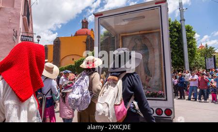 Mexico, Mexique. 21 juillet 2024. Les femmes pèlerines de la Sierra Gorda de Queretaro arrivent à la municipalité de San Juan del Rio pour continuer leur voyage en direction de la Basilique de Guadalupe. Le 21 juillet 2024 à SanJuan del Rio, Mexique. (Photo de Fernando Camacho/Eyepix Group/Sipa USA) crédit : Sipa USA/Alamy Live News Banque D'Images