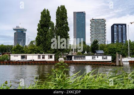 Péniches à Sixhaven, sur la rivière ij, derrière eux des immeubles de grande hauteur dans le quartier Overhoeks, Amsterdam, pays-Bas Banque D'Images