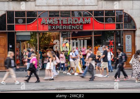 Magasin de souvenirs sur la rue commerçante Damrak, de nombreux touristes, visiteurs, Amsterdam, pays-Bas Banque D'Images