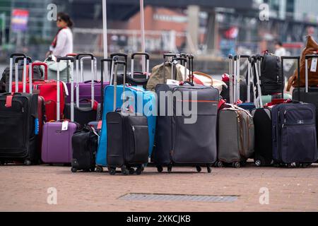 Bagages en attente d'être chargés sur les bateaux de croisière fluviale au Viking Cruise Port Amsterdam, pays-Bas Banque D'Images