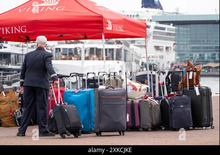 Bagages en attente d'être chargés sur les bateaux de croisière fluviale au Viking Cruise Port Amsterdam, pays-Bas Banque D'Images