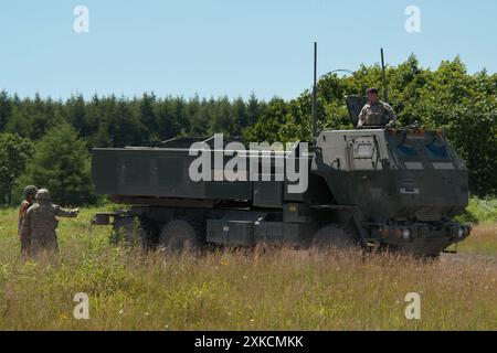 Hokkaido, Japon. 22 juillet 2024. 1st Multi-Domain Task Force (MDTF), de l'armée américaine HIMARS (High Mobility Artillery Rocket System) prendre part à l'armée américaine et Japan Ground Self? Exercice militaire de la Force de défense 'Orient Shield 24' dans la zone de manœuvre de Yausubetsu, préfecture de Hokkaido, Japon, le lundi 22 juillet 2024. Photo de Keizo Mori/UPI crédit : UPI/Alamy Live News Banque D'Images