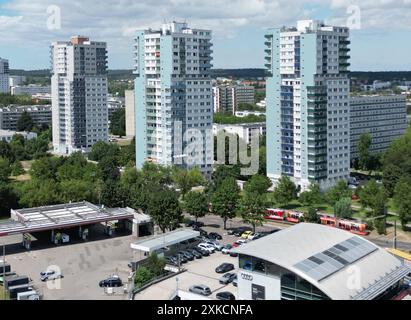 22.07.2024 Sachsen Anhalt Sachsen-Anhalt Halle Saale Luftbild Luftaufnahme Ansicht Stadtansicht Halle Neutadt Punkthochhäuser Punkthochhaus Plattenbau Plattenbauten *** 22 07 2024 Saxe Anhalt Saxe Anhalt vue aérienne Halle Saale vue aérienne vue aérienne Halle Neutadt point Tower blocks point bâtiment préfabriqué Banque D'Images
