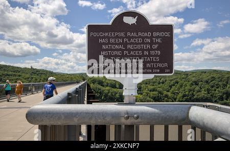 Poughkeepsie, NY - 30 mai 2024 : panneau de marquage historique en métal du pont ferroviaire Poughkeepsie sur la passerelle au-dessus de l'Hudson. Banque D'Images