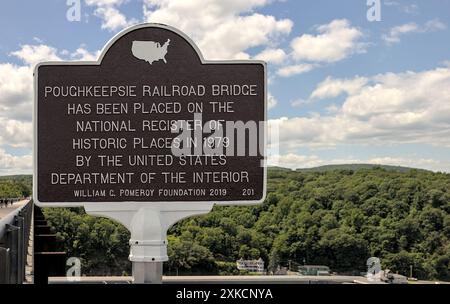 Poughkeepsie, NY - 30 mai 2024 : panneau de marquage historique en métal du pont ferroviaire Poughkeepsie sur la passerelle au-dessus de l'Hudson. Banque D'Images