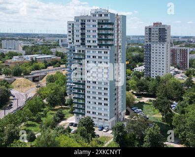 22.07.2024 Sachsen Anhalt Sachsen-Anhalt Halle Saale Luftbild Luftaufnahme Ansicht Stadtansicht Halle Neutadt Punkthochhäuser Punkthochhaus Plattenbau Plattenbauten *** 22 07 2024 Saxe Anhalt Saxe Anhalt vue aérienne Halle Saale vue aérienne vue aérienne Halle Neutadt point Tower blocks point bâtiment préfabriqué Banque D'Images