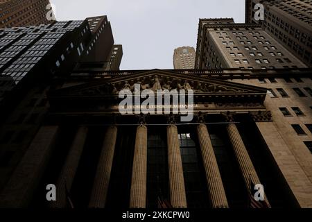 New York, États-Unis. 22 juillet 2024. La lumière du soleil brille à l'entrée de la Bourse de New York (NYSE) sur Wall Street à New York le lundi 22 juillet 2024. Les marchés étaient en légère hausse à l'ouverture après l'annonce surprise du président Joe Biden dimanche qu'il mettait fin à sa campagne de réélection et l'approbation du vice-président Kamala Harris pour le remplacer au sommet du ticket démocrate. Photo de John Angelillo/UPI crédit : UPI/Alamy Live News Banque D'Images