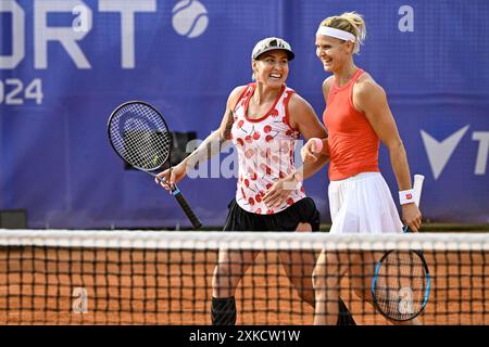 Prague, République tchèque. 22 juillet 2024. La joueuse de tennis tchèque Lucie Safarova, à droite, et la joueuse américaine Bethanie Mattek-Sands lors du tournoi de tennis féminin de la WTA Livesport Prague Open 2024 match contre Shuko Aoyama et Ena Shibahara du Japon, à Prague, en République tchèque, le 22 juillet 2024. Crédit : vit Simanek/CTK photo/Alamy Live News Banque D'Images