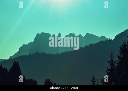 Silhouette de montagnes. Paysage de montagne dans la soirée. Les Alpes des Dolomites contre le ciel du coucher du soleil. Col de Sella, Grohmannspitze, Selva di Val Garden Banque D'Images