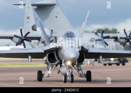 McDonnell Douglas F/A-18 Hornet de HÄVLLV 11 taxis de l’armée de l’air finlandaise lors de la Journée des départs de Royal International Air Tattoo 2024 à RAF Fairford, Cirencester, Royaume-Uni, le 22 juillet 2024 (photo de Cody Froggatt/News images) Banque D'Images