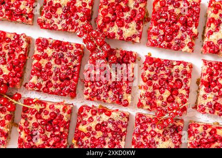 Morceaux de tarte aux groseilles rouges, vue de dessus Banque D'Images