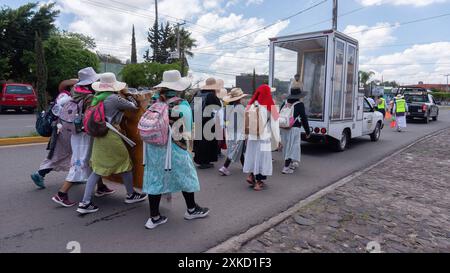 Les femmes pèlerines continuent leur voyage en direction de la Basilique de Guadalupe les femmes pèlerines de la Sierra Gorda de Queretaro arrivent à la municipalité de San Juan del Rio pour continuer leur voyage en direction de la Basilique de Guadalupe. Le 21 juillet 2024 à SanJuan del Rio, Mexique. Mexico CDMX Mexique Copyright : xFernandoxCamachox Banque D'Images