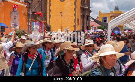 Les femmes pèlerines continuent leur voyage en direction de la Basilique de Guadalupe les femmes pèlerines de la Sierra Gorda de Queretaro arrivent à la municipalité de San Juan del Rio pour continuer leur voyage en direction de la Basilique de Guadalupe. Le 21 juillet 2024 à SanJuan del Rio, Mexique. Mexico CDMX Mexique Copyright : xFernandoxCamachox Banque D'Images