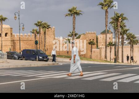 Le Maroc offre des paysages variés, des riads historiques et des panoramas spectaculaires sur le désert profitez de promenades à dos de chameau dans le Sahara et explorez des villes animées et des riad Banque D'Images