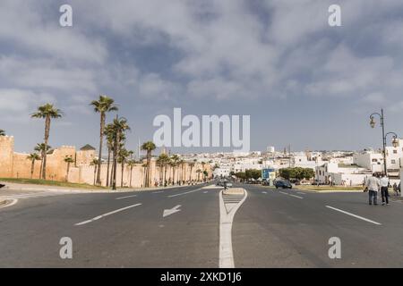 Le Maroc offre des paysages variés, des riads historiques et des panoramas spectaculaires sur le désert profitez de promenades à dos de chameau dans le Sahara et explorez des villes animées et des riad Banque D'Images