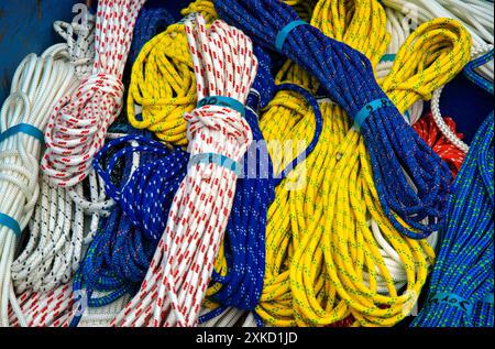 Hanses de corde multicolore moderne à un étal de marché maritime. Utilisé pour de nombreuses applications, telles que les lignes d'amarrage sur les bateaux ou les yachts. Banque D'Images