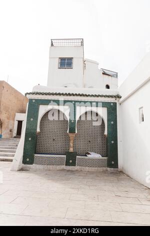 Le Maroc offre des paysages variés, des riads historiques et des panoramas spectaculaires sur le désert profitez de promenades à dos de chameau dans le Sahara et explorez des villes animées et des riad Banque D'Images