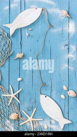 Coquillages, poissons et étoiles de mer sur un fond en bois rustique bleu. Vacances, mer et concept de vacances. Vue de dessus, espace de copie. Banque D'Images