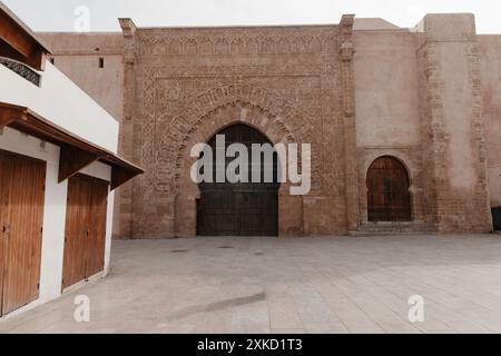 Le Maroc offre des paysages variés, des riads historiques et des panoramas spectaculaires sur le désert profitez de promenades à dos de chameau dans le Sahara et explorez des villes animées et des riad Banque D'Images