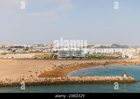 Le Maroc offre des paysages variés, des riads historiques et des panoramas spectaculaires sur le désert profitez de promenades à dos de chameau dans le Sahara et explorez des villes animées et des riad Banque D'Images