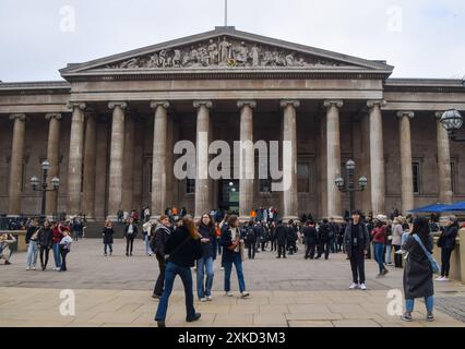 Londres, Royaume-Uni. 31 mars 2024. Visiteurs devant le British Museum par une journée bien remplie. Crédit : Vuk Valcic / Alamy Banque D'Images