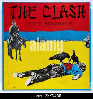 Reprise LP de Give 'EM Enough Rope , le deuxième album studio du groupe punk rock The Clash, sorti en 1978 Banque D'Images