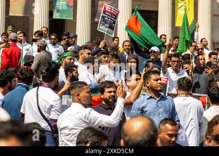 Des membres de la communauté bangladaise se sont rassemblés à Trafalgar Square et ont défilé vers Parlament Square pour soutenir les manifestations étudiantes au Bangladesh. Banque D'Images