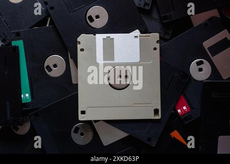 Une disquette carrée est une disquette magnétique pour stocker des données dans un vieux ordinateur avec une petite capacité, mais les disquettes étaient encore populaires dans ces jours-là b Banque D'Images