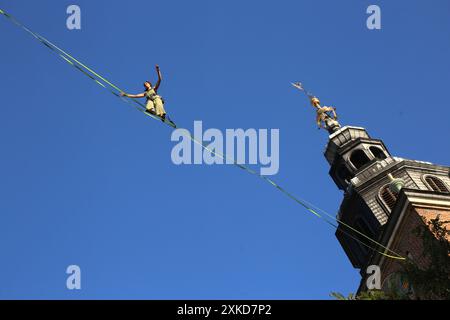 Cracovie. Cracovie. Pologne. Jeune femme aérographe exécutant un spectacle de corde raide au-dessus de l'Old Market place. Festival de théâtre de rue. International annuel pair Banque D'Images