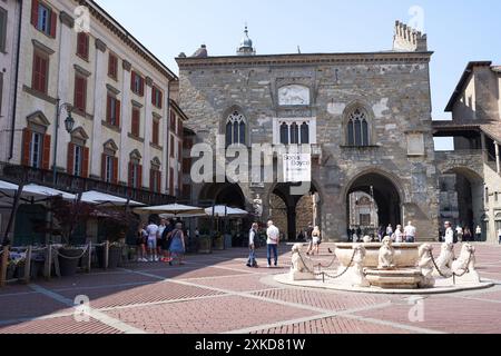 Bergame, Italie - 17 juin 2024 - la fontaine Contarini sur la Piazza Vecchia, la place la plus célèbre de la ville haute, par un matin ensoleillé de printemps Banque D'Images