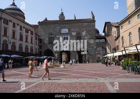 Bergame, Italie - 17 juin 2024 - la fontaine Contarini sur la Piazza Vecchia, la place la plus célèbre de la ville haute, par un matin ensoleillé de printemps Banque D'Images