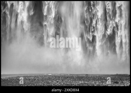 Chutes de Skogafoss est de 60 mètres de haut. L'eau provient du glacier | chute d'eau de Skogafoss est heute de 60 mètres et l'eau vient des glaciers Banque D'Images