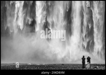 Chutes de Skogafoss est de 60 mètres de haut. L'eau vient du glacier - Tourist Picturing | chute d'eau de Skogafoss est heute de 60 mètres et l'eau vient Banque D'Images