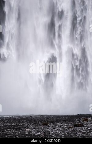 Chutes de Skogafoss est de 60 mètres de haut. L'eau provient du glacier | chute d'eau de Skogafoss est heute de 60 mètres et l'eau vient des glaciers Banque D'Images