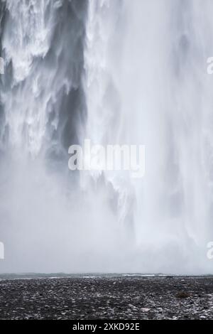 Chutes de Skogafoss est de 60 mètres de haut. L'eau provient du glacier | chute d'eau de Skogafoss est heute de 60 mètres et l'eau vient des glaciers Banque D'Images