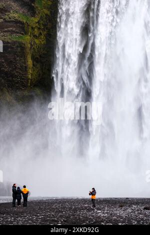 Chutes de Skogafoss est de 60 mètres de haut. L'eau vient du glacier - Tourist Picturing | chute d'eau de Skogafoss est heute de 60 mètres et l'eau vient Banque D'Images