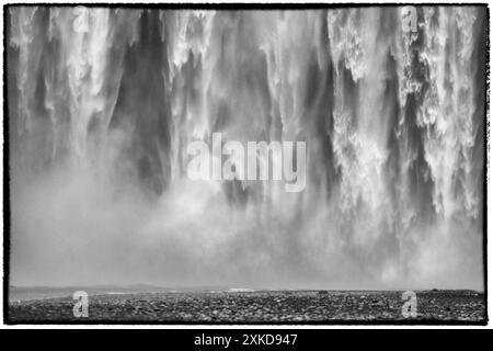 Chutes de Skogafoss est de 60 mètres de haut. L'eau provient du glacier | chute d'eau de Skogafoss est heute de 60 mètres et l'eau vient des glaciers Banque D'Images