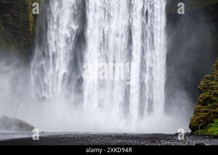 Chutes de Skogafoss est de 60 mètres de haut. L'eau provient du glacier | chute d'eau de Skogafoss est heute de 60 mètres et l'eau vient des glaciers Banque D'Images