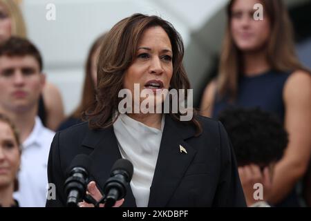 Le vice-président des États-Unis Kamala Harris fait des remarques lors d'un événement célébrant les équipes du Championnat NCAA 2023-2024 sur la pelouse sud de la Maison Blanche à Washington, DC, États-Unis, le lundi 22 juillet, 2024. la première tâche de la vice-présidente pour obtenir officiellement l'investiture présidentielle démocrate sera de corner ses anciens collègues du Congrès, nouvellement enhardies après une campagne de pression réussie pour forcer le chef de leur parti, Joe Biden, à se retirer du scrutin de 2024. Crédit : Ting Shen / Pool via CNP / MediaPunch Banque D'Images