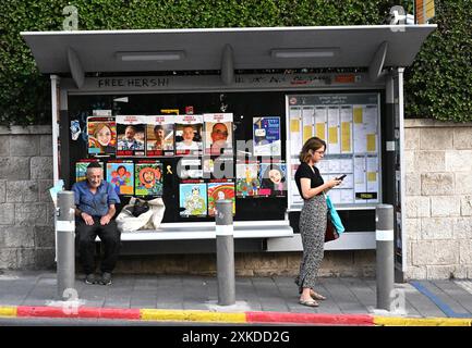 Jérusalem, Israël. 22 juillet 2024. Des gens attendent un bus dans une gare avec des affiches d’otages israéliens retenus captifs par le Hamas à Gaza dans une rue de Jérusalem le lundi 22 juillet 2024. Le premier ministre israélien Benjamin Netanyahu doit rencontrer le président américain Joe Biden et s’adresser à une session conjointe du Congrès à Washington, DC cette semaine, tandis qu’une majorité de l’opinion publique israélienne affirme qu’il a saboté un accord d’otages pour sa survie politique. Photo de Debbie Hill/ crédit : UPI/Alamy Live News Banque D'Images