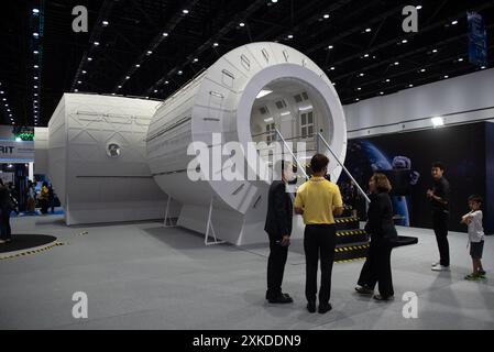Bangkok, Thaïlande. 22 juillet 2024. Visiteurs de l'exposition 'Sci Power for future Thailand Fair' qui est un événement de promotion des connaissances Science et innovation au Queen Sirikit National Convention Center le 22 juillet 2024 à Bangkok, Thaïlande. (Photo de Teera Noisakran/Sipa USA) crédit : Sipa USA/Alamy Live News Banque D'Images
