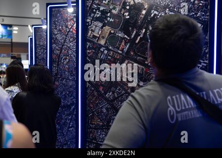 Bangkok, Thaïlande. 22 juillet 2024. Visiteurs de l'exposition 'Sci Power for future Thailand Fair' qui est un événement de promotion des connaissances Science et innovation au Queen Sirikit National Convention Center le 22 juillet 2024 à Bangkok, Thaïlande. (Photo de Teera Noisakran/Sipa USA) crédit : Sipa USA/Alamy Live News Banque D'Images